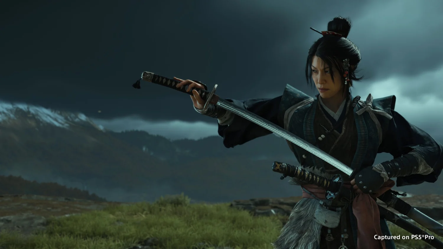 Oyuki holding a firearm and katana